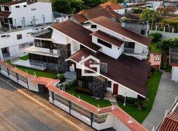 Casa de 4 habitaciones, Machala · Mansión de Lujo con Piscina y Amplio Jardín en Venta en Machala