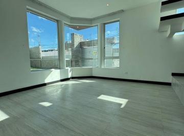 Casa de 4 habitaciones, Ibarra · Casa en Venta en Ibarra, 3 Dorm. Master, 176 m², Cerca La Plaza Shopping, Laguna Mall, Bancos