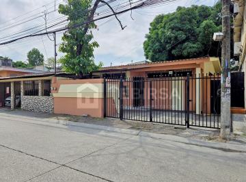 Casa de 3 habitaciones, Guayaquil · Casa en Venta de 1 Planta y 3 Dorm. - Alborada 10 Ma Etapa, Frente a Parque Álamos Norte