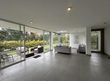 Casa · 276m² · 3 Habitaciones · 3 Estacionamientos · Moderna Casa en Venta Sala Doble Altura Tumbaco Chiviqui 276 Mtrs2, en Lote de 427 Mtrs.