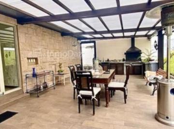 Casa de 4 habitaciones, Quito · Rento Casa en Urbanización Privada Sector del Reservorio en Cumbayá