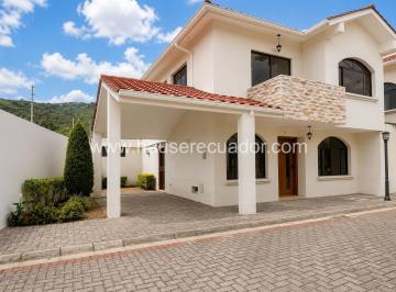 Casa · 211m² · 3 Habitaciones · 2 Estacionamientos · Casa en Venta en Las Mejores Zonas del Valle de Los Chillos Urbanización Privada 3 Habitaciones