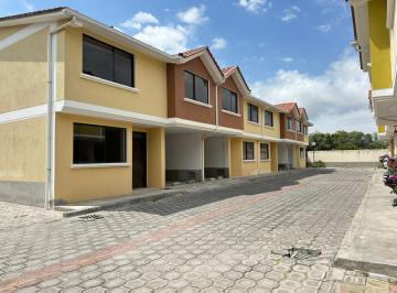 Casa · 144ha · 3 Habitaciones · 2 Estacionamientos · Mitad del Mundo Venta Casa con Patio Terraza y Balcón