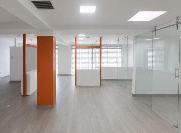 Oficina comercial · 232m² · 3 Estacionamientos · Oficina de Venta en Rumipamba