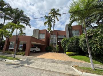 Casa · 700m² · 5 Habitaciones · 3 Estacionamientos · Vendo Casa Frente Al Lago en Laguna Club Guayaquil