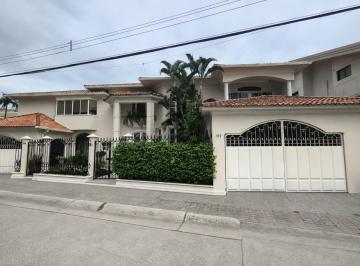 fachada · Casa en Alquiler, 4 Dorm. c/u con Baño, Master en Pb y Piscina en Urb. La Puntilla