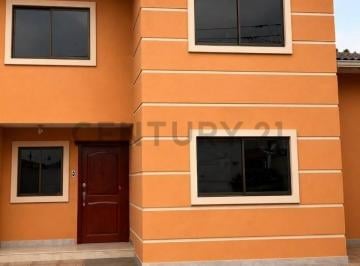 Casa · 110m² · 3 Habitaciones · 2 Estacionamientos · Se a Lquila Fuentes del Rio