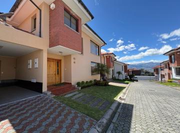 Casa · 211m² · 3 Habitaciones · Casa - Cumbayá