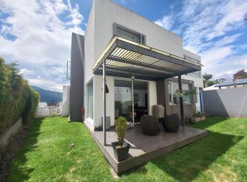 Casa · 357m² · 4 Habitaciones · 4 Estacionamientos · Moderna Casa en Urbanizaciòn en Pleno Corazòn de Cumbayà