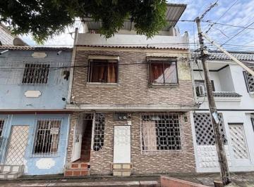 Casa de 9 habitaciones, Guayaquil · Casa Rentera en Venta en Sauces 6 de Oportunidad (3 Pisos Frente Al Parque)