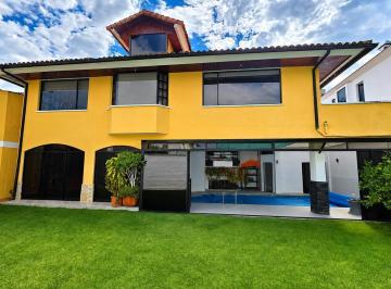 Casa · 568m² · 4 Habitaciones · 4 Estacionamientos · En Venta Casa con Piscina Privada y Jardin en Cumbayá Dentro de Urbanización Privada I $475.000