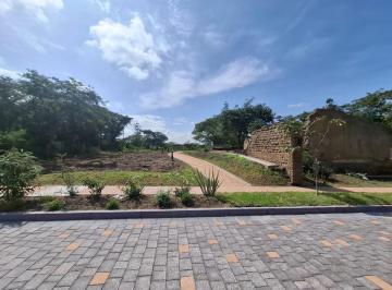 Hacienda-Quinta , Quito · Hermoso Terreno de un Mil m Cuadrados en Urbanización de Lujo.