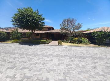 Casa · 485m² · 4 Habitaciones · 3 Estacionamientos · Bajo de Precio! Vendo Casa de 1 Nivel Tipo Quinta Urbanización Cumbayá Tumbaco