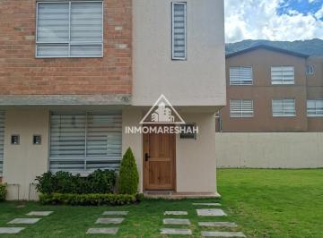 Casa · 129m² · 2 Habitaciones · Casa en Venta en Conjunto Exclusivo con Piscina en Pomasqui