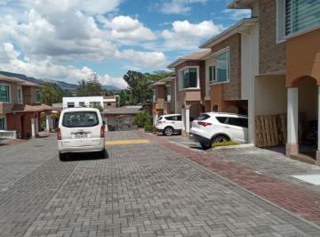 Casa de 3 habitaciones, Quito · Casa de 192 m² con 3 Dorm. Mas Estudio Piscina en Alquiler en Tumbaco