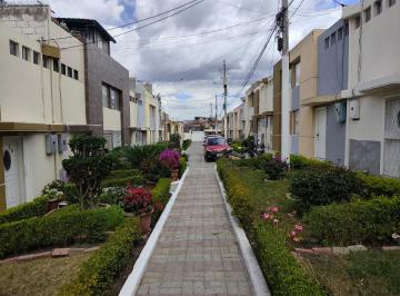 Casa de 3 habitaciones, Quito · Casa Venta Esquinera con Terraza, Mitad del Mundo en Conj. 109 m² Parq.