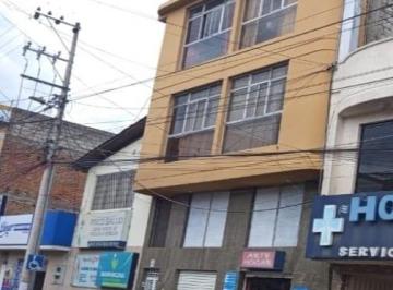 Casa · 247m² · 5 Habitaciones · Edificio en Venta Frente a Centros Médicos en Latacunga