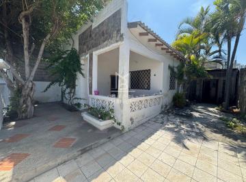 Casa de 6 habitaciones, Salinas · Casa con Suite Independiente en Venta en San Lorenzo – Salinas