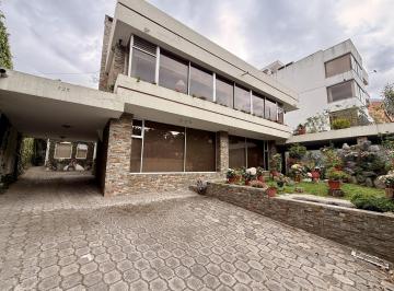 Casa · 1000m² · 6 Habitaciones · 4 Estacionamientos · Vendo Casa con 2 Departamentos en Quito Tenis