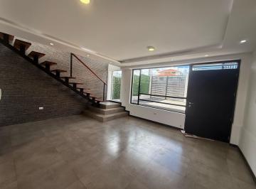 Casa · 120m² · 3 Habitaciones · 4 Estacionamientos · Venta Casa - Sangolquí Dentro de Urbanización