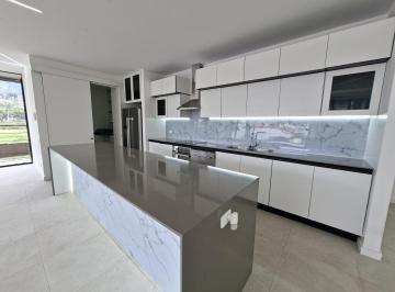 Departamento · 200m² · 3 Habitaciones · 2 Estacionamientos · Arriendo Moderno Departamento Cerca a La U. San Francisco