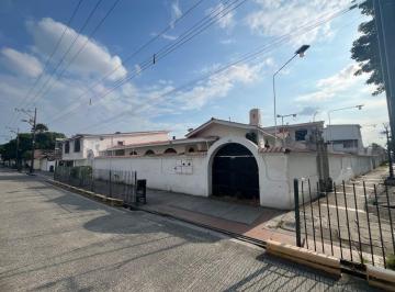 Casa de 11 habitaciones, Guayaquil · Se Vende Amplio Terreno con Construcción en Centenario