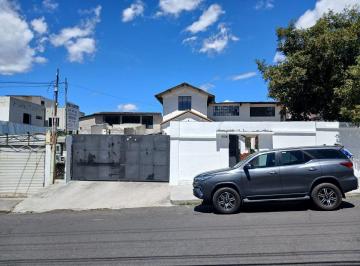 Casa de 1 habitación, Quito · Vendo Casa Amplia Para Constructores, Vivienda, Empresas, Oficinas Sector Las Casas, Tiene 2 Frentes