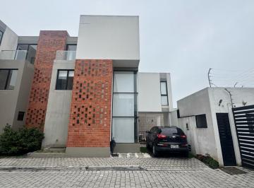 Casa · 164m² · 2 Estacionamientos · Casa - La Armenia