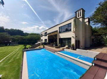 Casa · 440m² · 4 Habitaciones · 4 Estacionamientos · Vendo Exclusiva Casa de Lujo con Cancha de Futbol, Piscina y Jarines