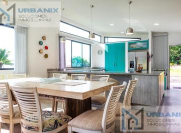 Casa · 142m² · 3 Habitaciones · 4 Estacionamientos · Lista! Amoblada! Casa en Urbanización Playa Escondida - Jama Manabí