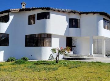Casa de 3 habitaciones, Quito · Gran Casa Esquinera con Extenso Terreno - Zona Residencial Privilegiada