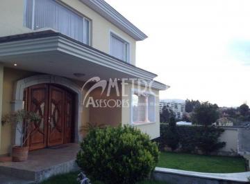 Casa de 4 habitaciones, Quito · Casa en Alquiler 634 m² en Urbanización Campo Alegre Monteserrín