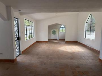 Casa de 4 habitaciones, Quito · Vendo o Rento Terreno Tumbaco Cerca Al Colegio Cervantes, Sector La Esperanza con Porton de Ingreso