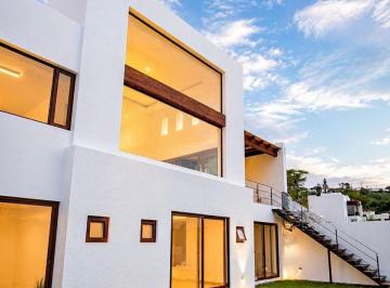 Casa · 283m² · 3 Habitaciones · 2 Estacionamientos · Casa de Venta en Urbanización de Lujo en Nayón