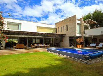 Casa · 402m² · 4 Habitaciones · 6 Estacionamientos · Casa de Lujo en Venta | Arrayanes Country Club – Puembo