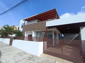 Casa de 5 habitaciones, Manta · Casa en Venta, Amplia, 5 Dorm., Urb. Manta Beach