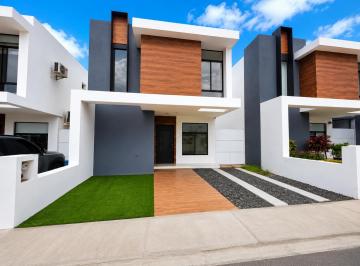 Casa · 105m² · 3 Habitaciones · 2 Estacionamientos · Vendo Casa en Urb. Baru Oasis + Patio con Cerámica y Cubierta