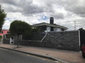 Casa · 416m² · 3 Habitaciones · 9 Estacionamientos · Venta Casa Grande con Terreno Centro de Guayllabamba