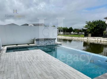 Casa · 420m² · 5 Habitaciones · 2 Estacionamientos · Alquiler de Casa Moderna Vista Al Lago – Samborondón Km 9 Am