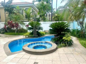 Casa · 397m² · 3 Habitaciones · 2 Estacionamientos · Venta de Casa en Samborondón Km 7 con Piscina y Patio Amplio Am