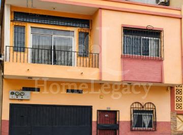 Casa · 292m² · 8 Habitaciones · 2 Estacionamientos · Venta de Casa Rentera o Comercial en El Centro de Guayaquil
