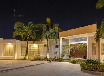 Casa · 4024m² · 3 Habitaciones · 5 Estacionamientos · Venta de Casa Moderna en Machala - Santa Rosa, Av Principal Ad