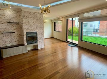 Departamento · 140m² · 3 Habitaciones · 2 Estacionamientos · Departamento en Jardines del Batán con 100 m² de Jardines y Patios Privados