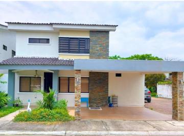 Casa · 189m² · 3 Habitaciones · 2 Estacionamientos · Punta Esmeralda - Casa Amoblada con Piscina