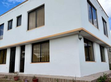 Casa · 400m² · 4 Habitaciones · 4 Estacionamientos · Casa en Renta en Guayllabamba