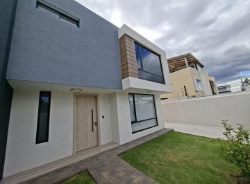 Casa · 118m² · 3 Habitaciones · 2 Estacionamientos · Arriendo Moderna Casa 3 Dorm. Amoblada Dentro de Urbanización Cumbaya