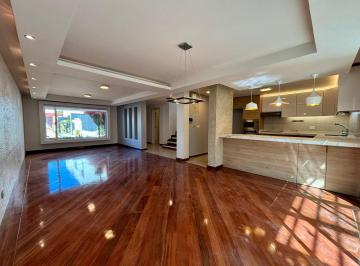 Amplia area social · Casa en Venta - 3 Dorm. - Urbanización - Sector Colegio Sek - Embajada Americana
