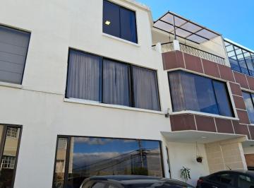 Casa · 240m² · 4 Habitaciones · 2 Estacionamientos · Casa en Cumbayá