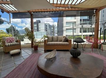 Casa de 4 habitaciones, Quito · Vendo Casa Remodelada Esquinera en Bellavista
