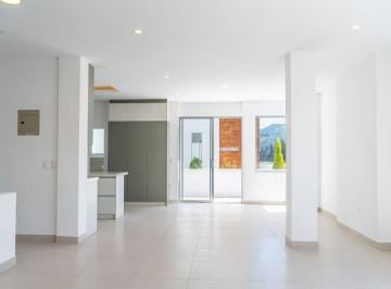 Casa de 3 habitaciones, Quito · Amplia Casa por Estrenar Cashapamba